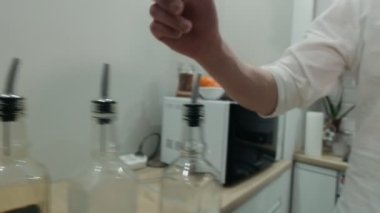 Barmen bir bardak kahve likörü alır ve onu bir zencefilin içine döker.