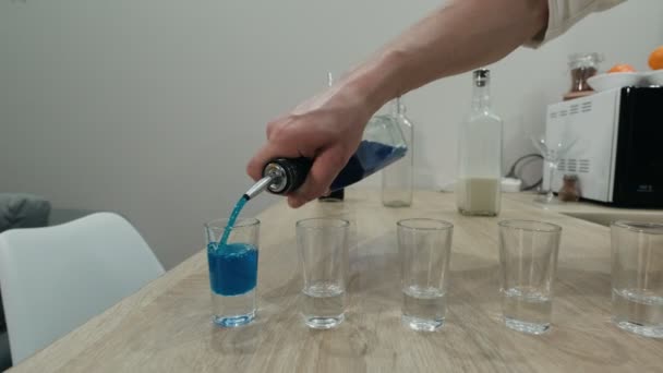 Barkeeper Gießt Blauen Schnaps Aus Einem Hohen Glas Ein Cocktailglas — Stockvideo