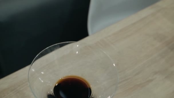Camarero Prepara Cóctel Alcohólico Que Ido Con Viento — Vídeos de Stock