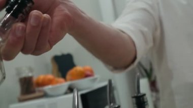 Barmen jigger 'a likör döker. Ağır çekim, yakın çekim.