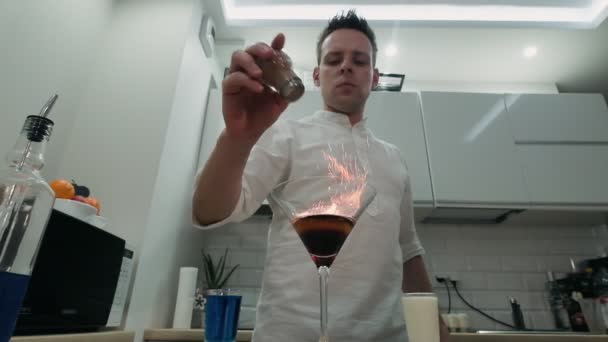 Barman Saupoudre Cannelle Moulue Sur Cocktail Alcoolisé Brûlant — Video