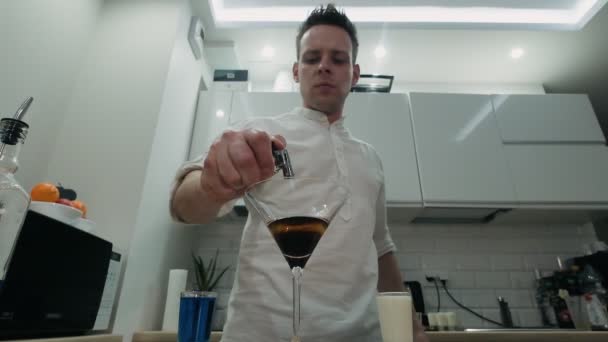 Barman Met Feu Cocktail Brûlant Cannelle Dans Une Boisson Alcoolisée — Video
