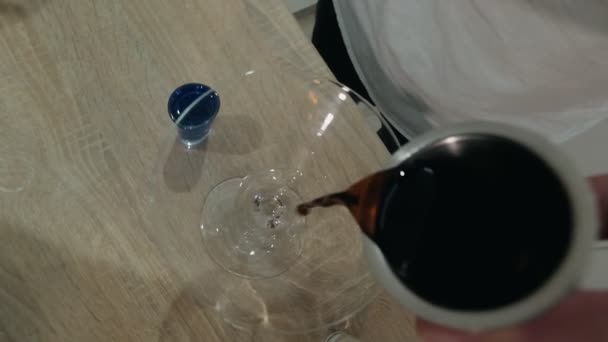 Mannen Häller Kaffelikör Från Jigger Ett Cocktailglas — Stockvideo