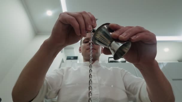 Camarero Prepara Cóctel Alcohólico Licor Fluye Sobre Una Cuchara Cóctel — Vídeos de Stock