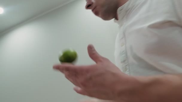 Hombre Hace Malabares Con Limas Verdes Cocina Movimiento Lento — Vídeos de Stock