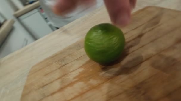 Mutfaktaki Ahşap Bir Tahtanın Üzerinde Dönen Kireç — Stok video