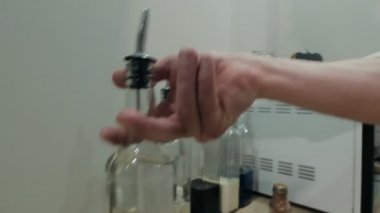 Barmen bardağa votka doldurur. Yavaş çekim