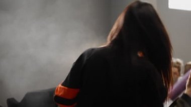 Kuaförlük eğitimi veren profesyonel bir kuaför. Stilist mankenle çalışır