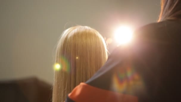 Profesyonel Kuaför Mankeni Düzeltiyor Uzun Saçlı — Stok video