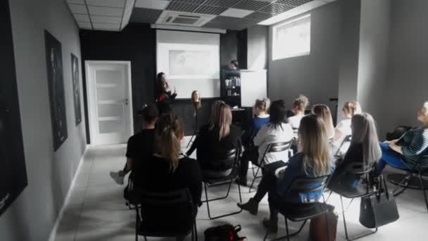 Peluquería Profesional Enseñando Los Estudiantes Academia Del Cabello — Vídeo de stock