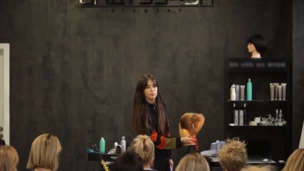 Професійний Перукар Навчає Студентів Академії Волосся — стокове відео