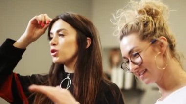 SAVAŞ, POLAND - 24 Mart 2019: Profesyonel kuaför öğrencilere