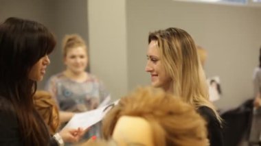 BAŞKAN, POLAND - 24 Mart 2019: Usta, saç akademisi öğrencilerine diplomaları sundu