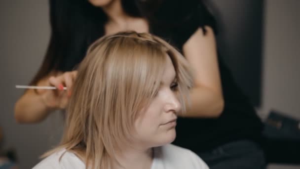 Warsaw Poland Березня 2019 Професійний Перукар Який Бореться Волоссям Клієнта — стокове відео