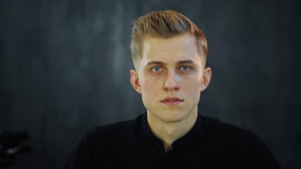 Portret Młodego Mężczyzny Patrzącego Kamerę Ekscytacją Odpowiadającego Pytanie — Wideo stockowe
