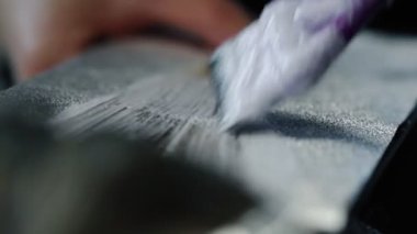 Kuaför kuaförde kadın saçı boyuyor. Hava dokunuşu renk tekniği. Kapat.