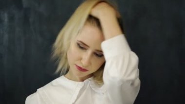 Uzun düz saçlı güzel sarışın kadın. Hava dokunuşu renk tekniği