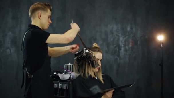 스타일리스트는 미용실에서 여자의 머리를 — 비디오