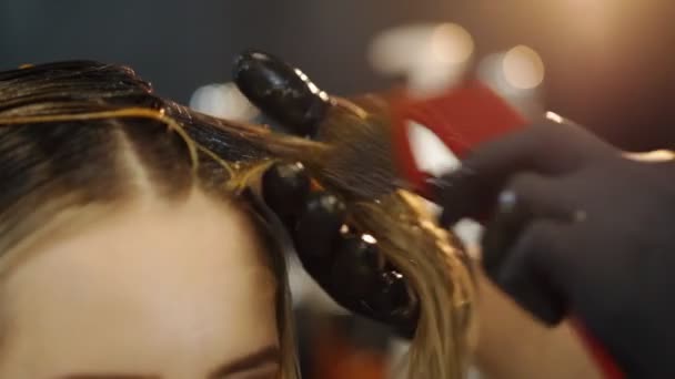 Kuaför Kuaförde Kadın Saçı Boyuyor Hava Dokunuşu Renk Tekniği Kapat — Stok video