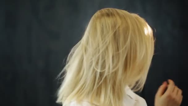 Beautiful Blonde Woman Long Straight Hair Smiling Camera — ストック動画