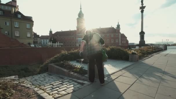 Upozornění Polsko Července 2019 Žena Zalévající Květiny Poblíž Památníku Polských — Stock video