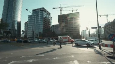 SAVAŞ, POLAND - 19 Temmuz 2019: Yürüyen insanlarla yürüme, yavaş çekim, pov