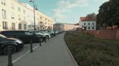 VARŞAN, POLAND - 19 Temmuz 2019: Barbican yakınlarındaki eski kasabada yürüyüş