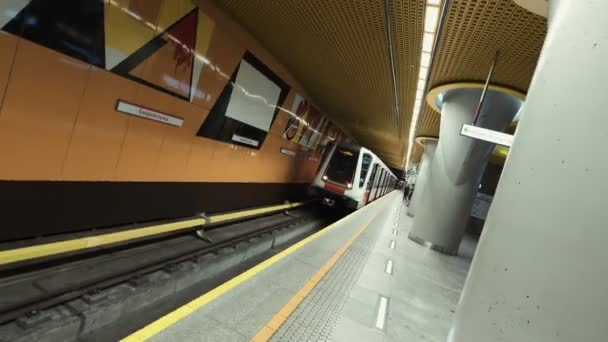 Warsaw Polonia Luglio 2019 Treno Arriva Alla Stazione Della Metropolitana — Video Stock