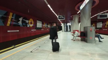 VARŞAN, POLAND - 19 Temmuz 2019: Bavulla istasyonda yürüyen yolcu