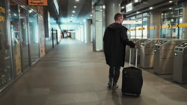 Warsaw Poland Juli 2019 Passagerare Lägger Kort Läsaren För Att — Stockvideo