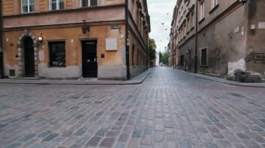 VARŞAN, POLAND - 8 Mayıs 2019: güvercinler eski şehrin boş caddelerinin üzerinde uçar