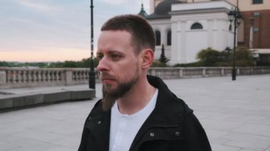 Eski kasabadaki caddede yürüyen yakışıklı sakallı adam. Varşova, Polonya