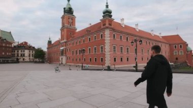 Polonya, Varşova 'da kraliyet kalesinin yakınında yürüyen yakışıklı sakallı adam.