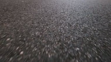 Asfalt üzerinde hız yapan bir arabanın bakış açısı. Hızlı yol uçuşu