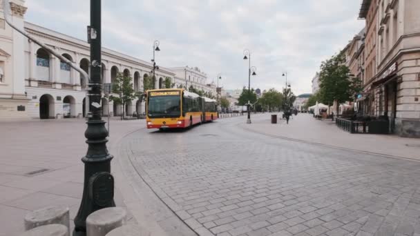 Warsaw Polónia Maio 2019 Ônibus Público Rua Krakowskie Przedmiescie — Vídeo de Stock