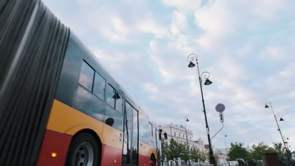 Warsaw Polónia Maio 2019 Ônibus Público Rua Krakowskie Przedmiescie — Vídeo de Stock