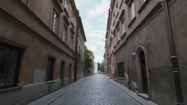 Eski Avrupa şehrinde boş bir cadde. Yavaş çekim