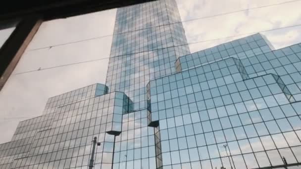 Synvinkel Skyskrapor Från Spårvagnsfönstret — Stockvideo