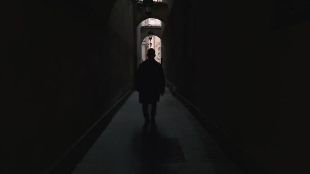 Bel Homme Marche Dans Tunnel Entre Des Maisons Vieille Ville — Video
