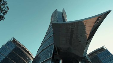 VARŞAN, POLAND - 19 Temmuz 2019: Avrupa Meydanı 'nda Varşova Spire gökdeleni