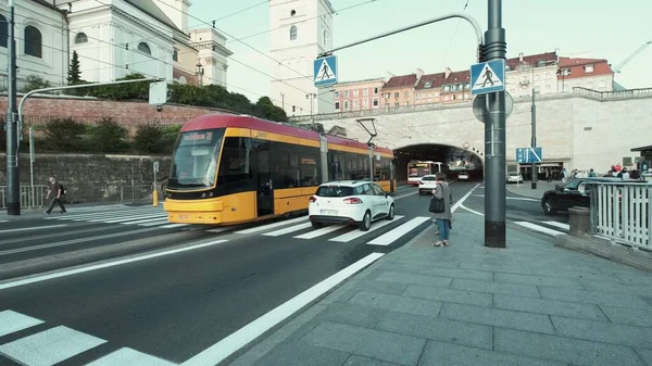 VARŞAN, POLAND - 19 Temmuz 2019: Varşova 'nın eski bir kasabasında otoyol trafiği