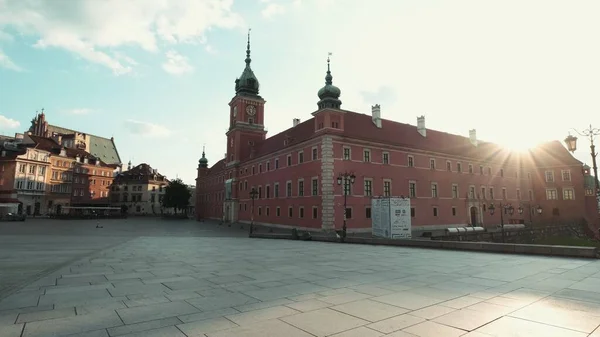 VARŞAN, POLAND - 19 Temmuz 2019: Varşova 'daki Kraliyet Kalesi