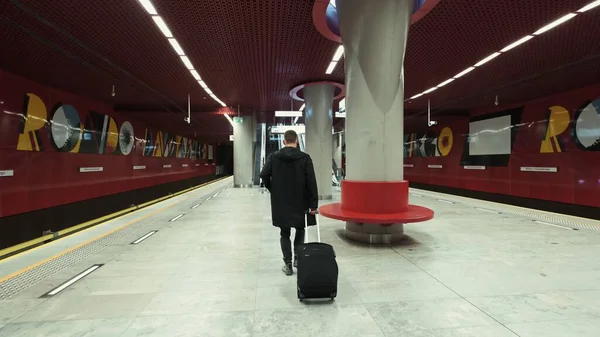 VARŞAN, POLAND - 19 Temmuz 2019: Bavulla istasyonda yürüyen yolcu