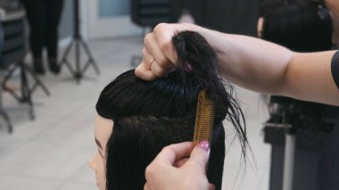 Kuaför öğrenci eğitim sırasında kukla taradı