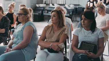 SAVAŞ, POLAND - 9 Haziran 2019: öğrenciler saç akademisinde konuşmacı dinliyorlar