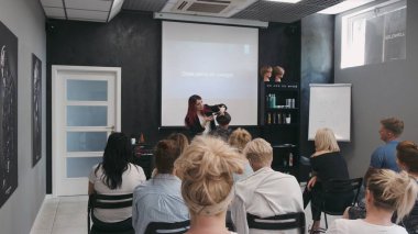 SAVAŞ, POLAND - 9 Haziran 2019: Saç akademisinde profesyonel kuaför