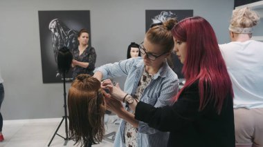 SAVAŞ, POLAND - 9 Haziran 2019: Saç akademisinde profesyonel kuaför