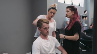 SAVAŞ, POLAND - 10 Haziran 2019: Saç akademisinde profesyonel kuaför