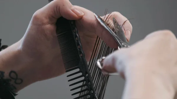 Cabeleireiro Profissional Feminino Pentear Cortar Cabelo Homem Movimento Lento — Fotografia de Stock