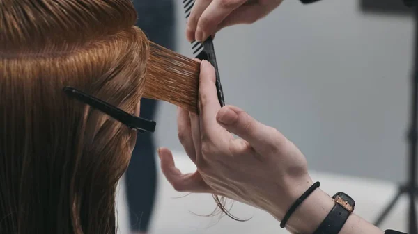 Corte Cabelo Estilista Com Tesoura Cabeça Manequim Práticas Treinamento — Fotografia de Stock